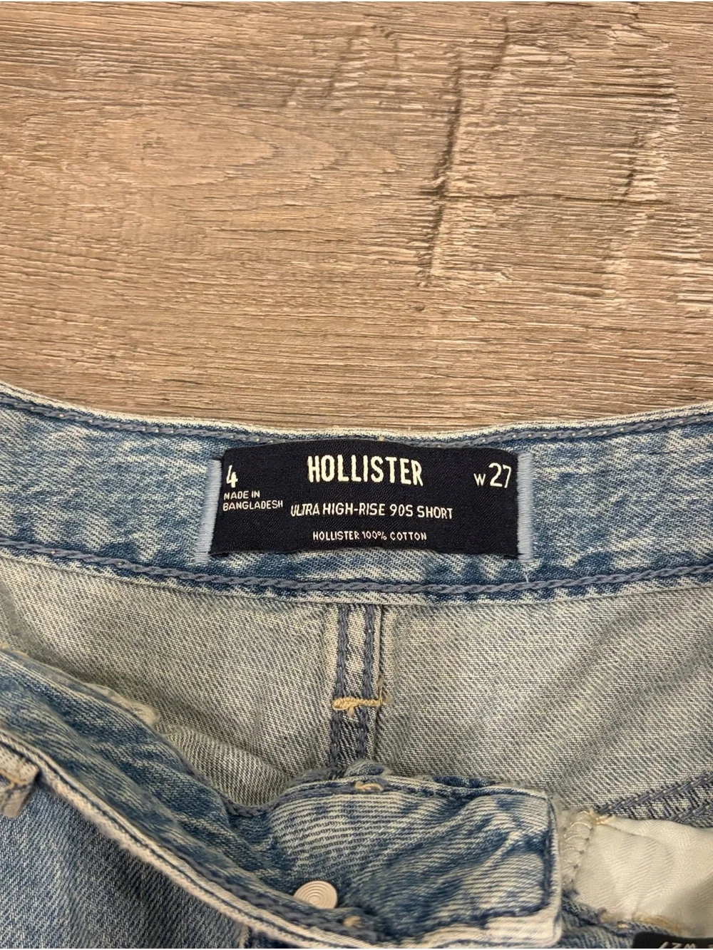 NWT Hollister Ultra High-Rise 90s Denim Shorts Size 4 W27 Distressed
